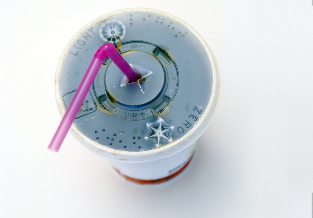 Coca, Ambev e Pepsi vão parar de vender refrigerantes nas escolas