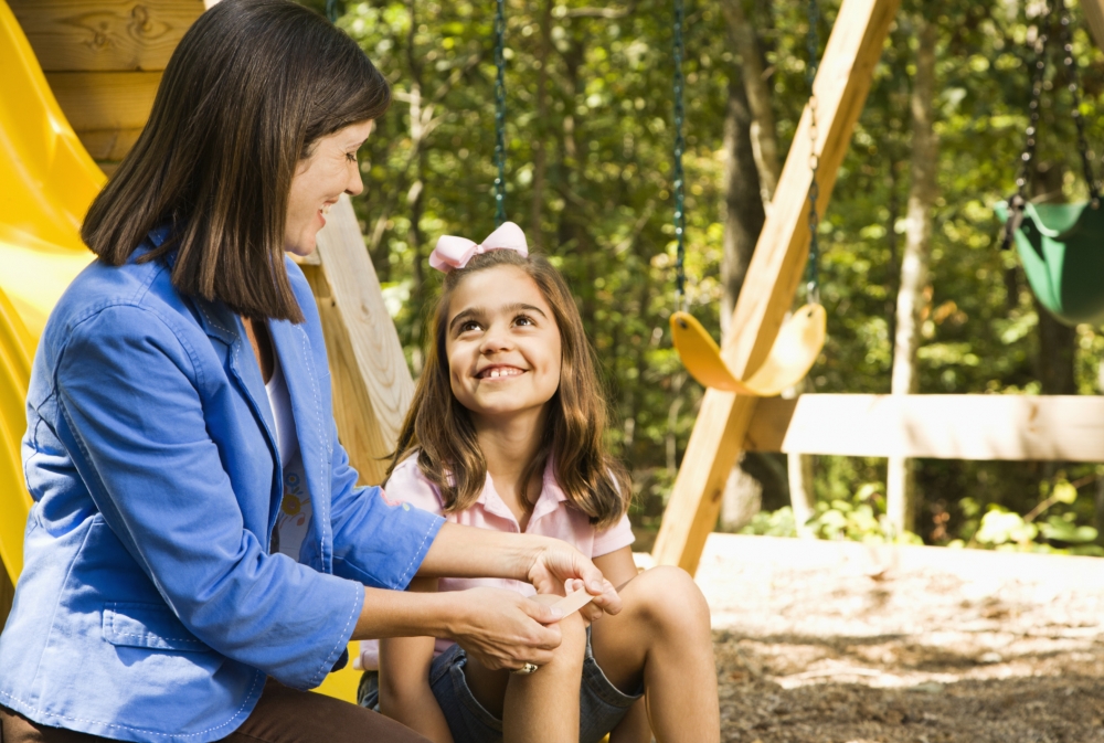 Como cuidar dos machucados das crianças