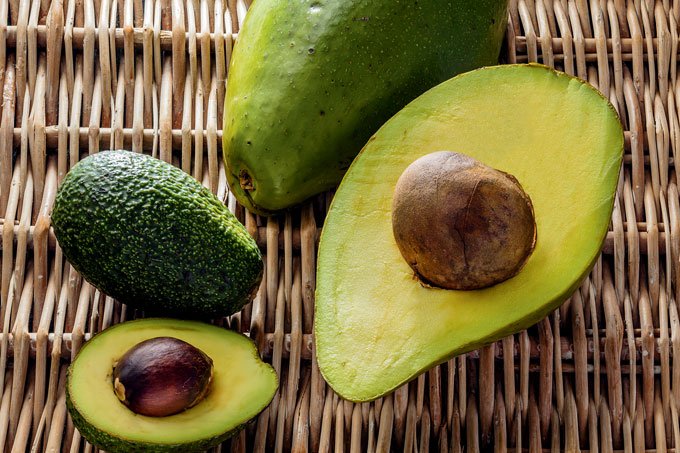 Compare abacate e avocado