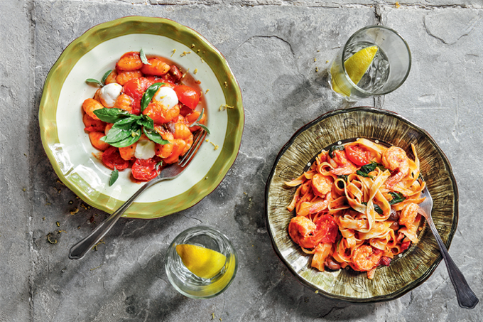 Compare: nhoque e macarrão com molho de tomate