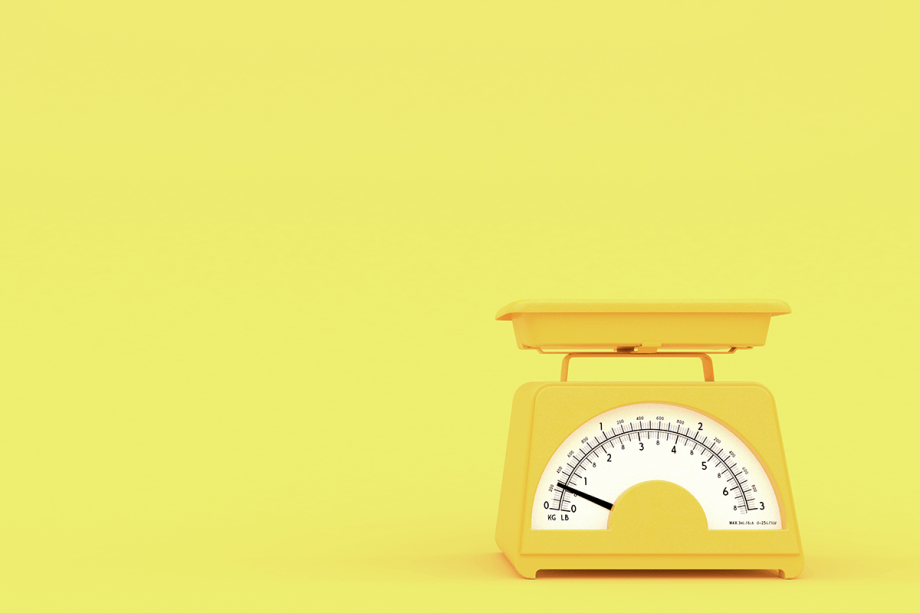 <b>Dieta equilibrada</b><b> </b>Diagnosticado o quadro, é hora de cuidar da alimentação. “Não existe um regime único e específico para esses pacientes, mas aconselhamos a adoção de uma dieta balanceada com baixo teor de açúcar e sem ingestão de alimentos processados que possuem altas concentrações de açúcar, gordura e óleo”, afirma Zagury. O médico indica uma composição clássica de total de calorias divididas em: 55% de carboidratos complexos, que são enriquecidos com fibras e não são facilmente absorvidos pelo organismo, 15% de proteínas, 30% de lipídios (gorduras boas, como azeite, abacate e castanhas). “Não é preciso cortar o açúcar completamente, mas o de mesa e o utilizado no preparo de alimentos devem ser eliminados”, afirma o endocrinologista. “Dietas super-restritivas não adiantam, pois não vai haver adesão. É melhor uma realista que o paciente consiga seguir”, diz. Ele recomenda que o paciente tenha uma equipe multidisciplinar que inclua um nutricionista para ajudar a montar a dieta.