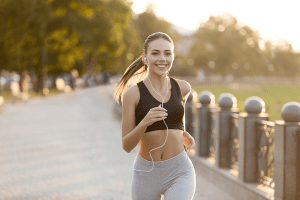 Mulher praticando corrida na rua