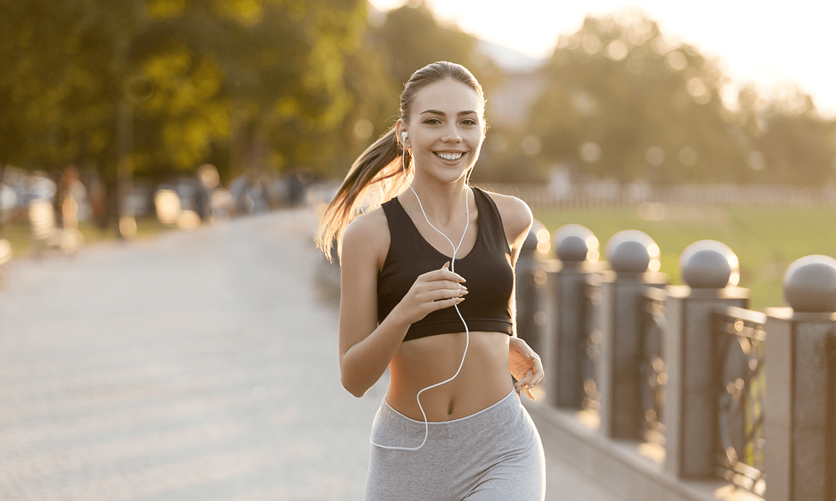 Mulher praticando corrida na rua