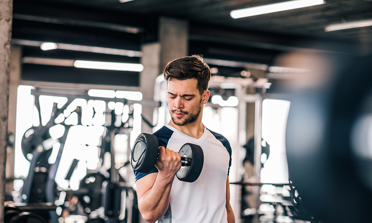 Homem na academia praticando exercícios