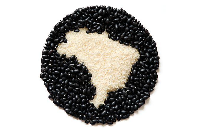Arroz e feijão formando o mapa do Brasil