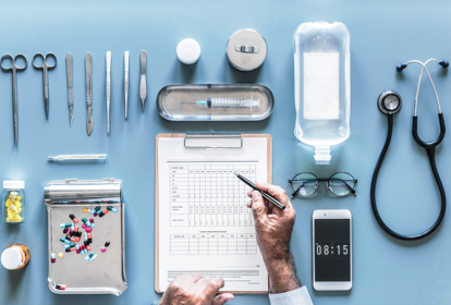 foto de mesa de médico com instrumentos e prancheta