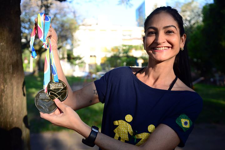 foto da atleta e idealizadora do projeto Se Mexe Tx com as medalhas de mundiais.