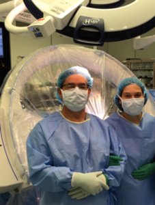 O casal de neurocirurgiões na sala de operações.