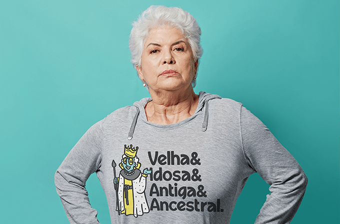 materia-velhice-dupla4 foto de ana lunca com a camiseta com slogan
