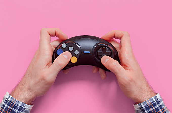mãos segurando joystick
