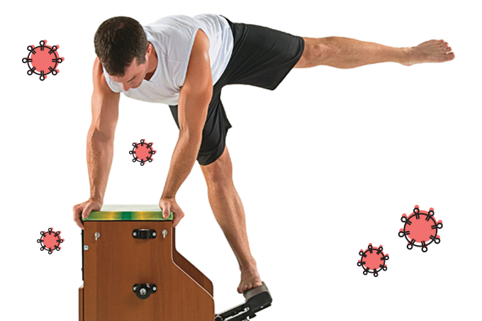 moço em um aparelho de pilates