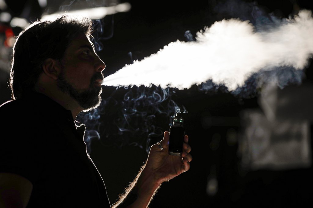 Vape pode elevar nicotina no sangue até 6 vezes mais que cigarro comum