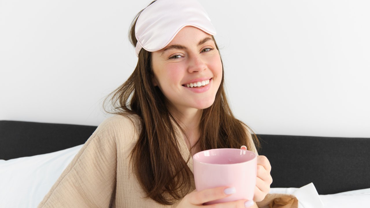 cha-para-dormir-beneficios-higiene-do-sono-conheca-opcoes-camomila-cidreira-hortela