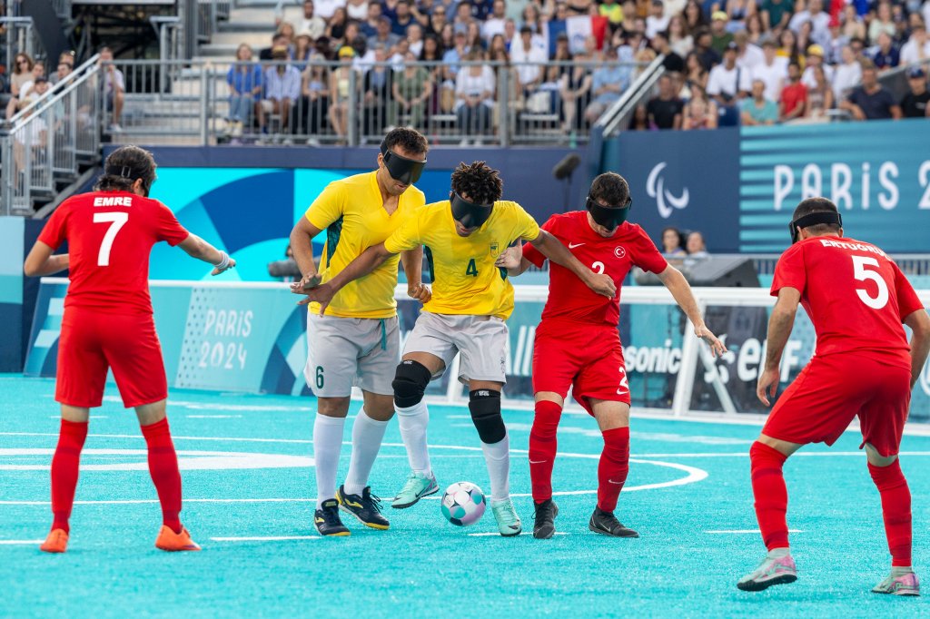 Por que atletas cegos competem com venda nas Paralimpíadas?