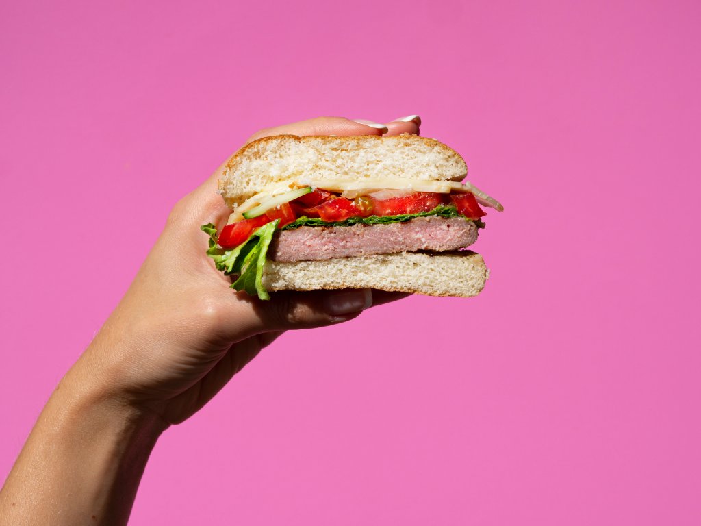 Comer hambúrguer mal passado faz mal?