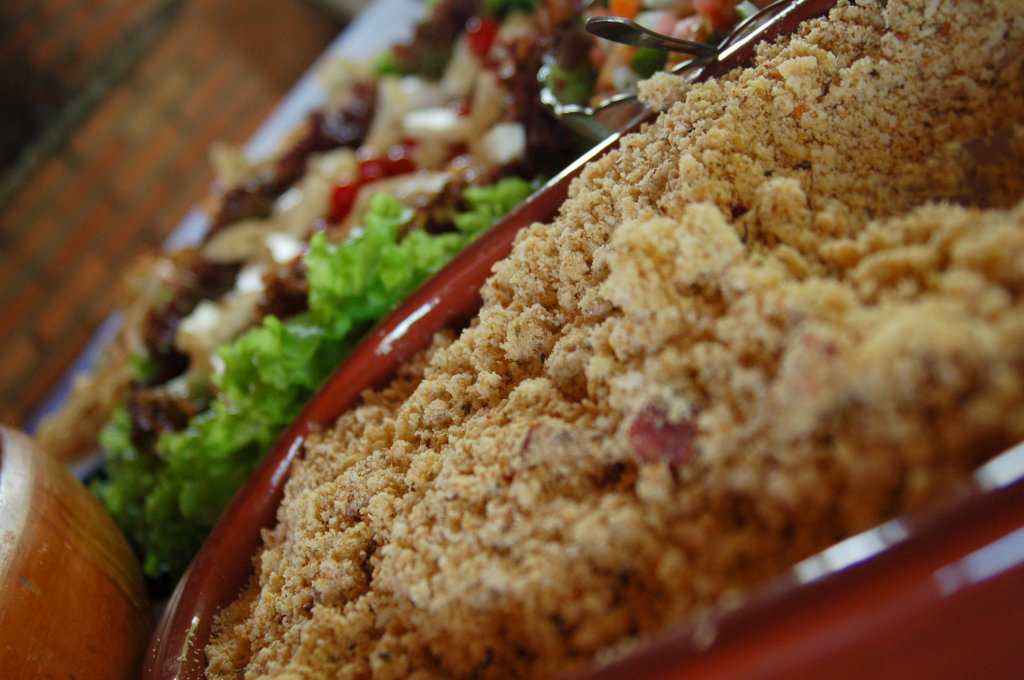 Farofa de Natal não é vilã: saiba como torná-la mais saudável