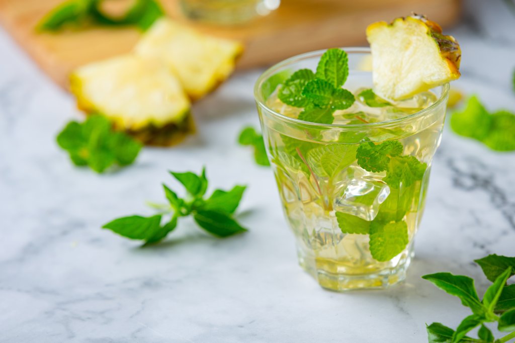 Chá de casca de abacaxi: quais os benefícios e como preparar