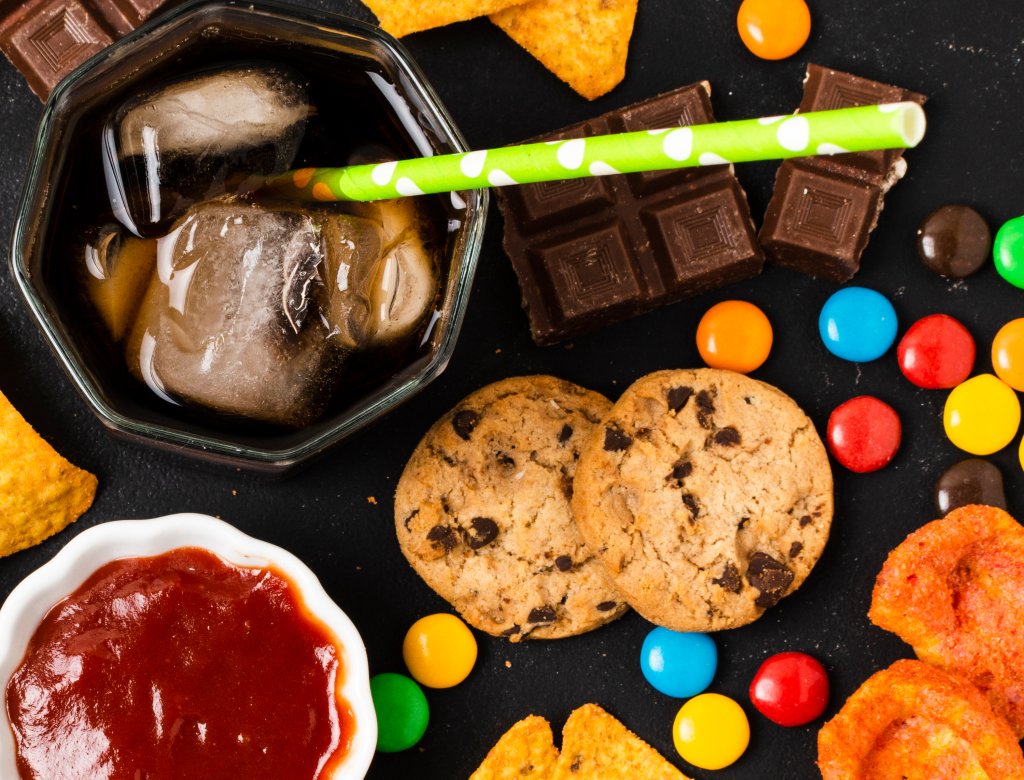 Ultraprocessados podem ‘reprogramar’ o cérebro e levar à compulsão alimentar