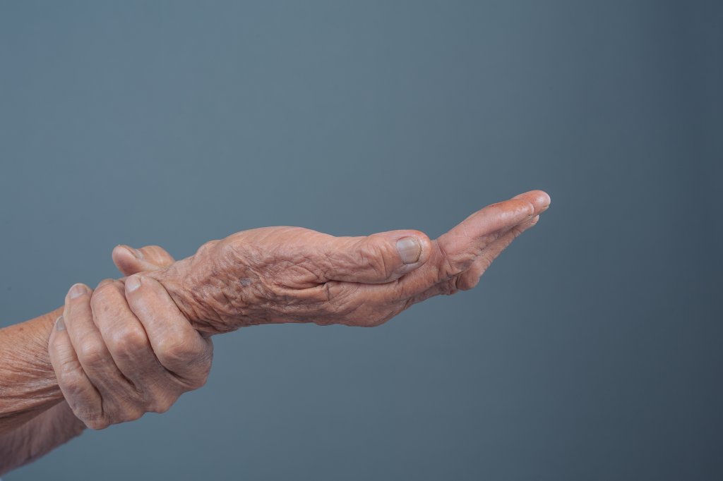 Tremor essencial: saiba o que é, como diferenciar do Parkinson, e os tratamentos