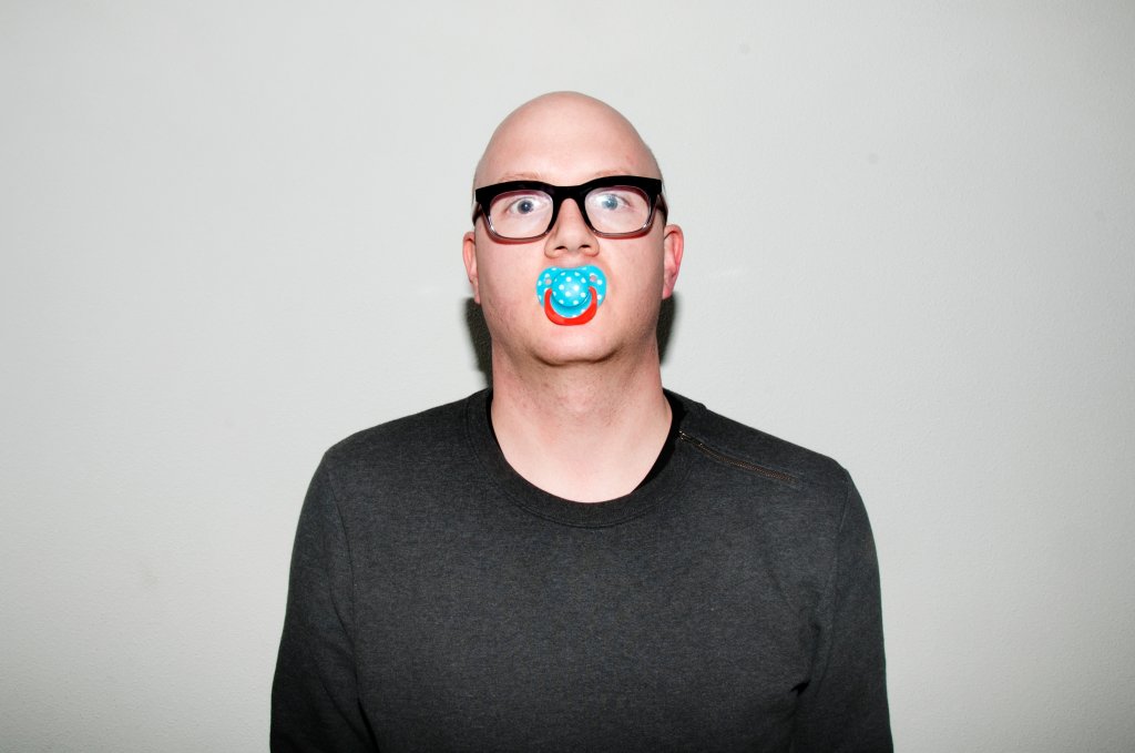 Chupeta para maiores: depois da adultização da infância, vem aí a infantilização do adulto