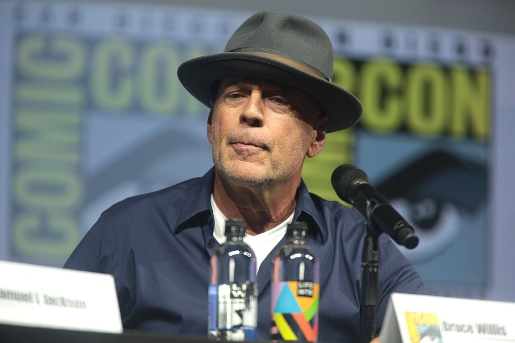 Vivendo com dêmencia, Bruce Willis mantém saúde, mas começou a perder a fala