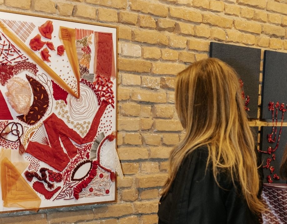 Dor que vira arte: exposição em SP ressignifica a vida com endometriose