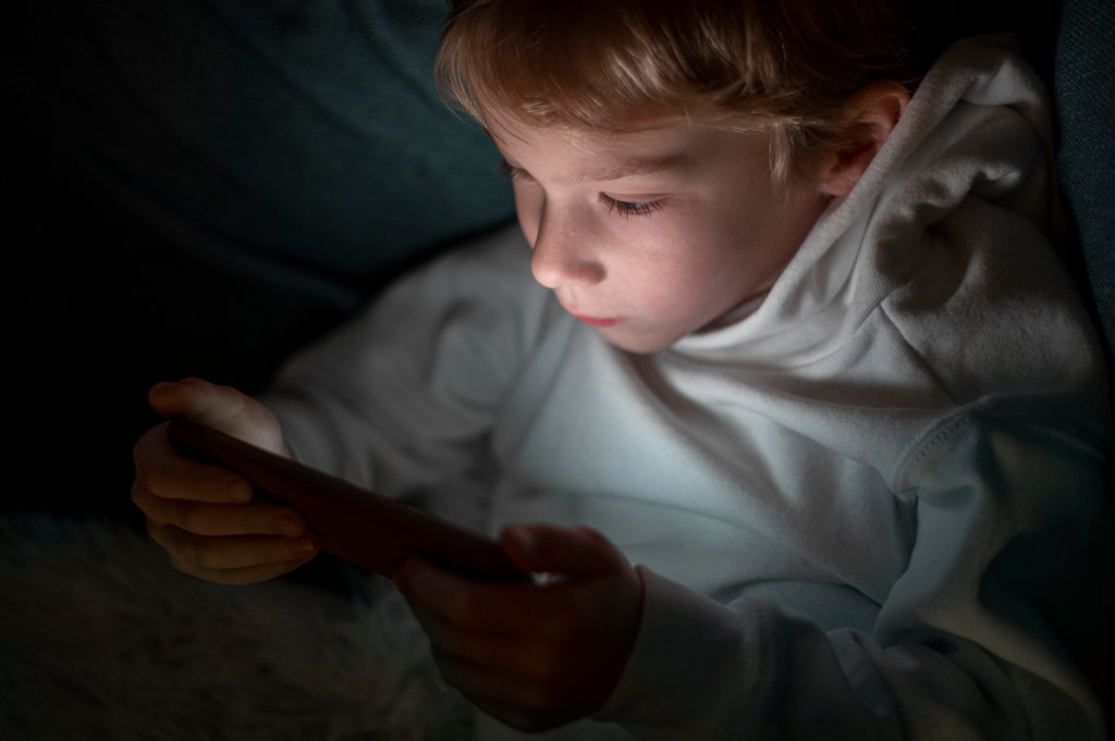 Ter celular muito cedo piora saúde mental na vida adulta, diz estudo com 100 mil pessoas