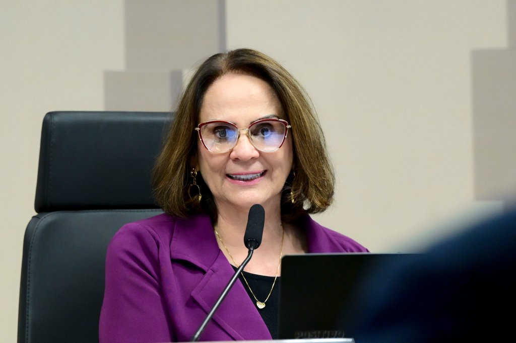 Damares Alves revela diagnóstico de câncer de mama