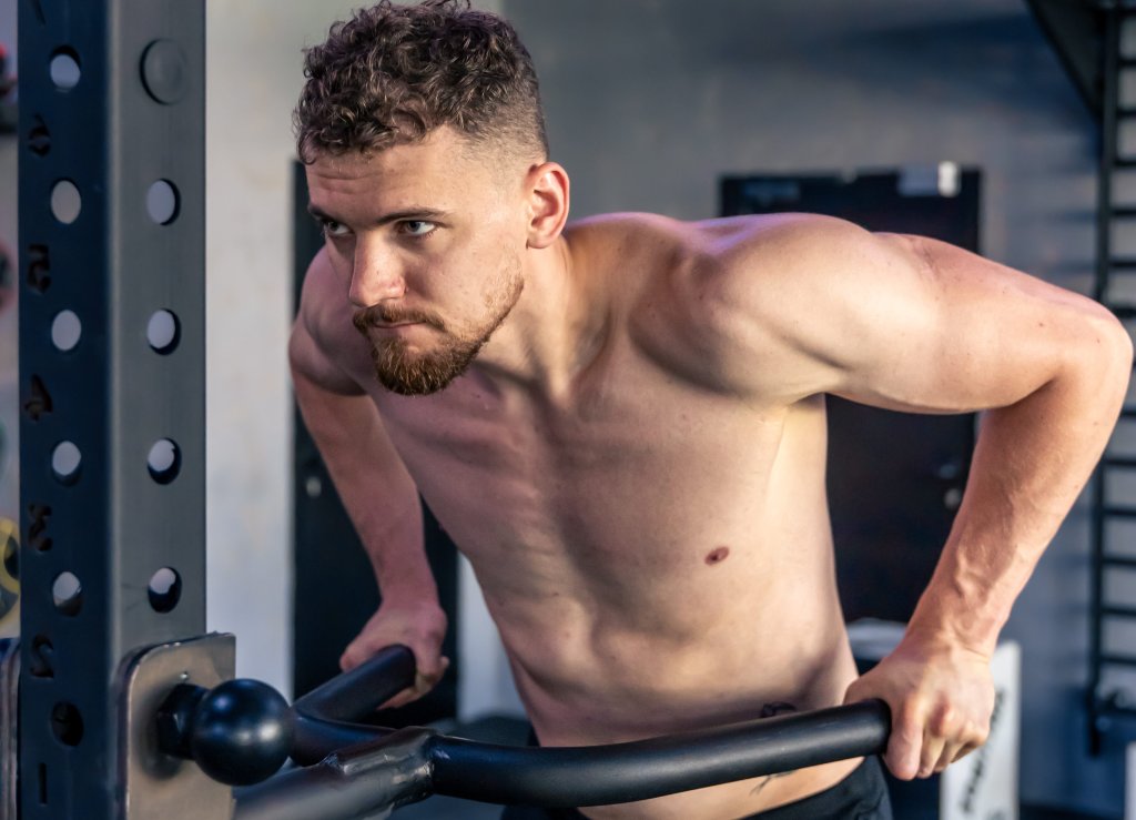 Tríceps dips: defina braços e ombros com esse exercício