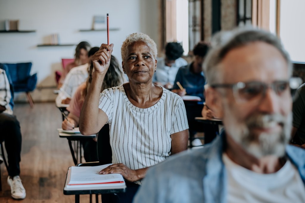 Idosos estão cada vez mais nas universidades e no mercado de trabalho