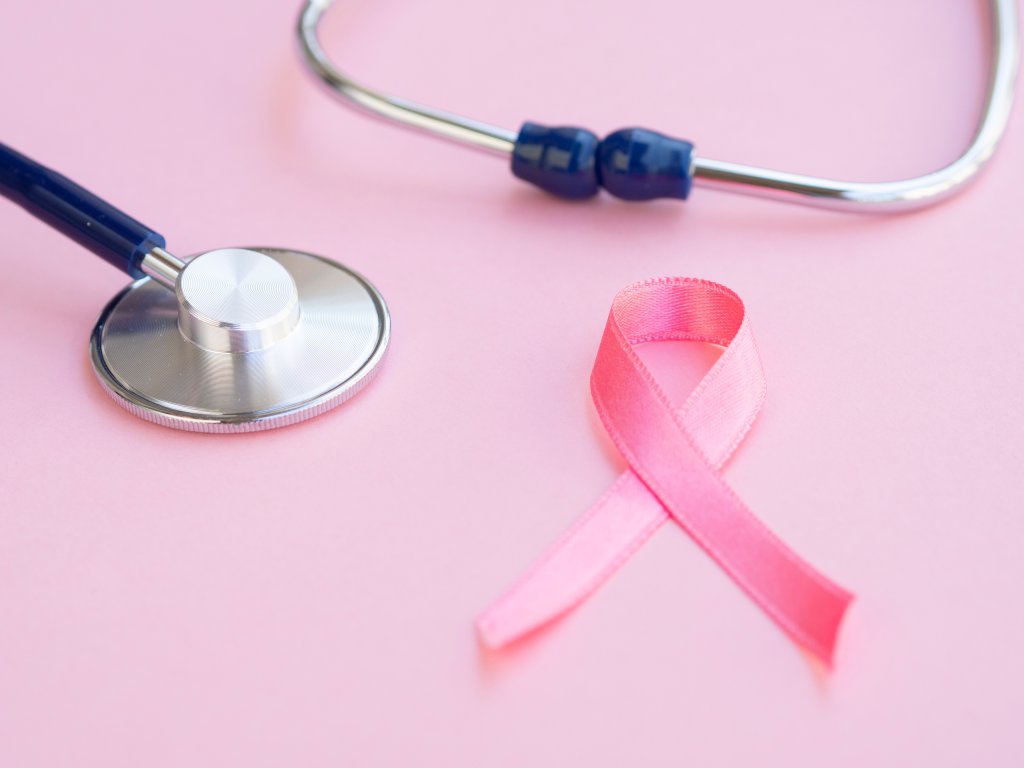 Por que é tão diferente tratar um câncer de mama no SUS e na rede privada?