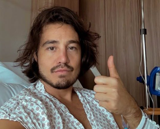 Tiago Iorc é internado com crise de hérnia de disco; entenda tratamento