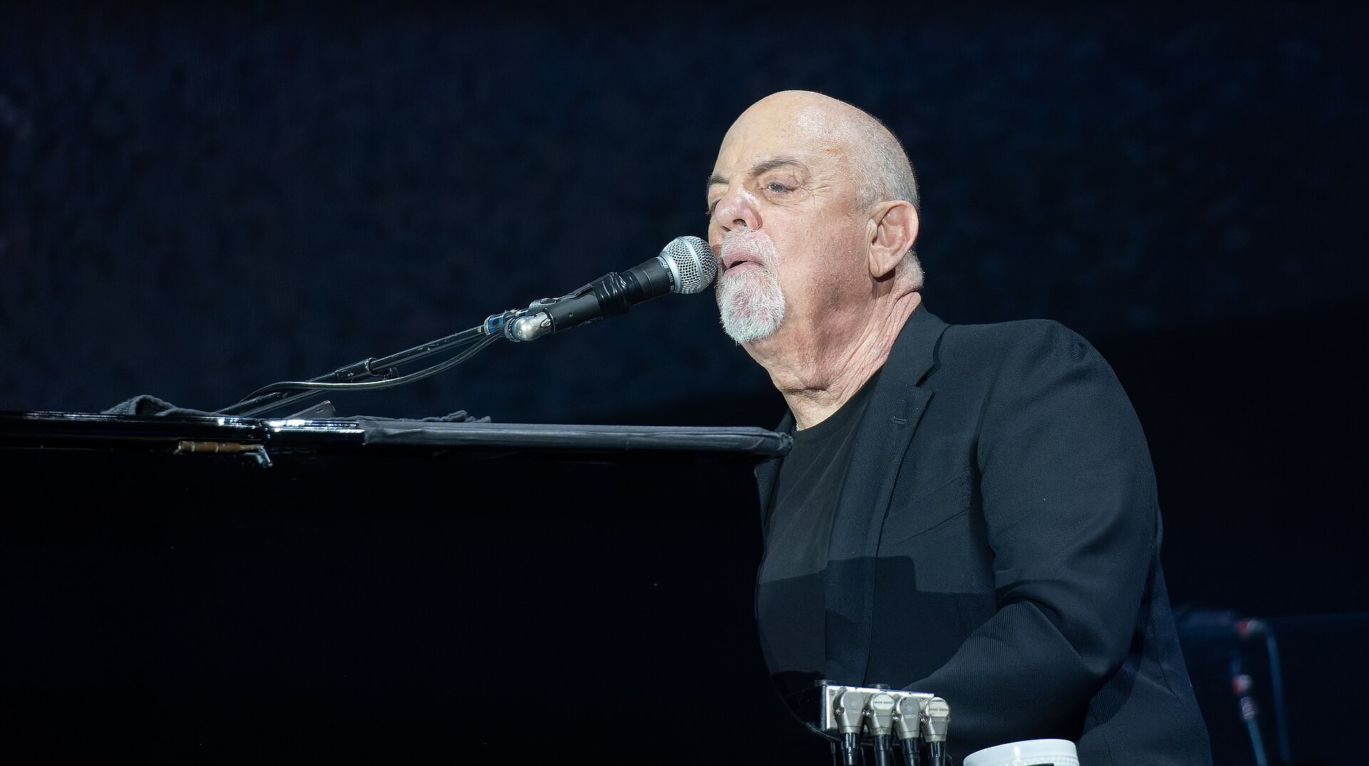 Billy Joel revela cirurgia no cérebro: entenda quadro de saúde do cantor