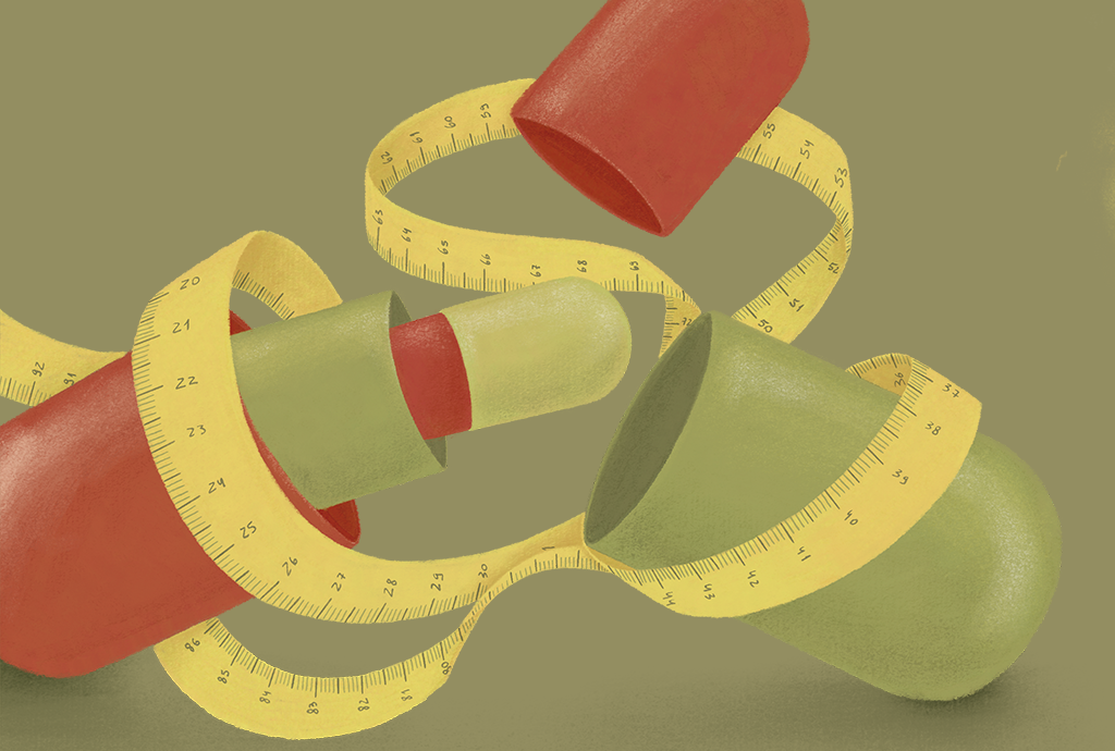 Duas cápsulas de remédio abertas, uma vermelha e outra verde, com uma fita métrica amarela enrolada nelas, simbolizando dieta e medicamentos para emagrecer
