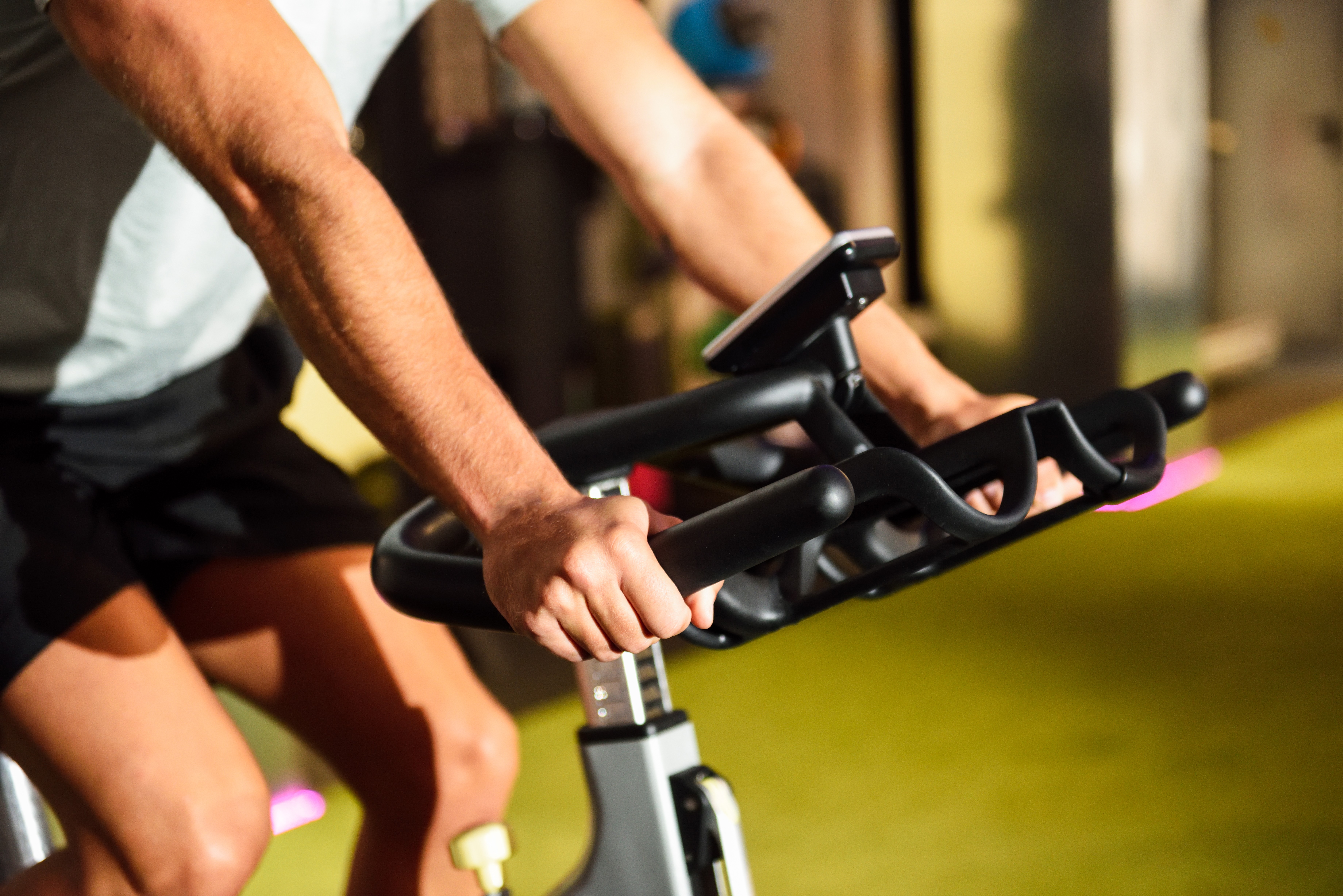 Rabdomiólise após spinning: entenda o problema que deixa xixi escuro e sua relação com o treino